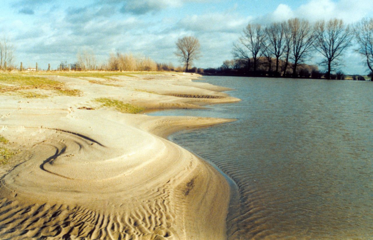 Zandafzettingen Millingerwaard na hoogwater 1995 (foto: Johan Bekhuis ARK)