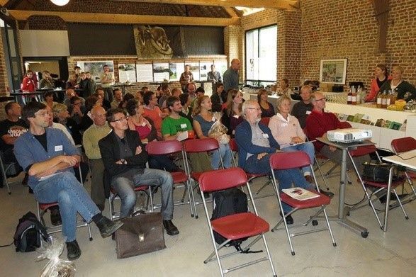 Onderzoekers en vrijwilligers uit binnen- en buitenland vonden elkaar in Kortrijk voor het eikelmuissymposium. (foto: Johan Staelens )