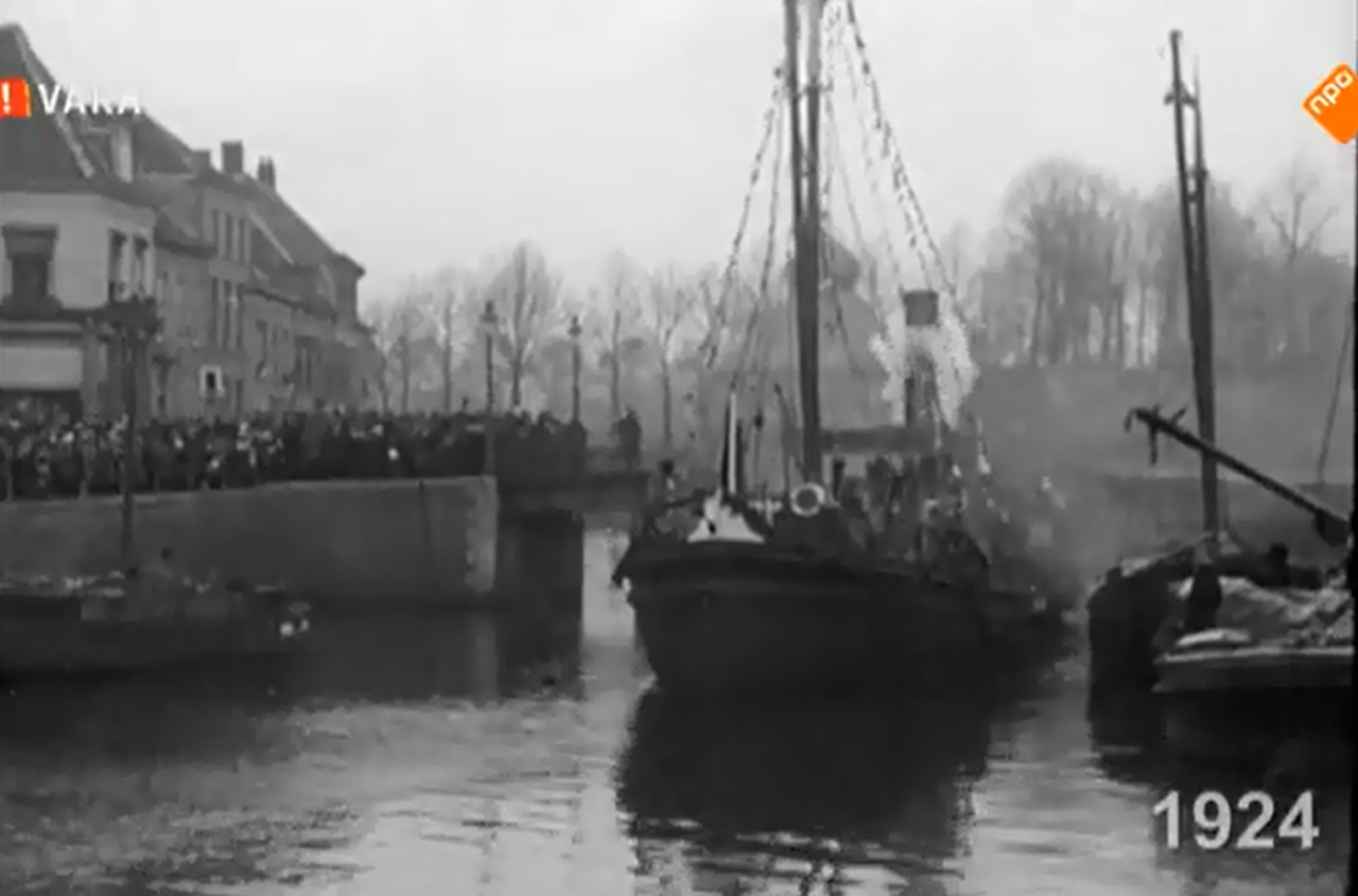 Intocht Sinterklaas in 1924 (foto: VARA & NPO)