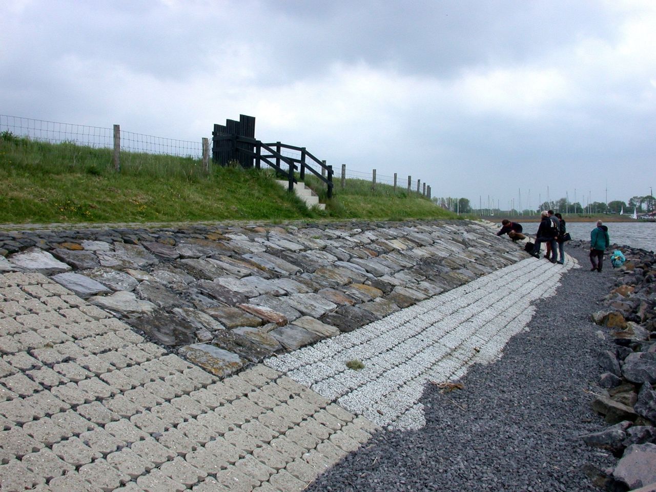 Recent verzwaarde dijk bij Wieringen met zowel betonblokken als hergebruikt natuursteen (foto: Laurens Sparrius)